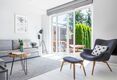 Wohnbereich mit Terrassenzugang und moderner Einrichtung