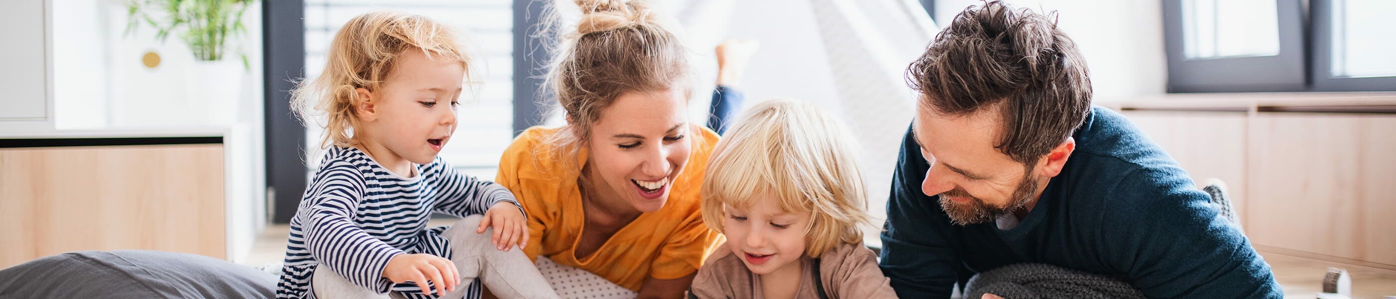 Familie am Strand – Urlaub an der Ostsee mit Kindern