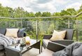Terrassensitzbereich mit Waldblick und Glasgeländer