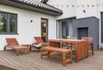 Terrasse mit Sitzgruppe und Liegestühlen