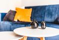 Wohnbereich mit Sofa und Couchtisch
