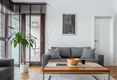 Modernes Wohnzimmer mit Sofa und Holzcouchtisch