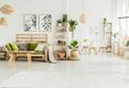 Helles Wohnzimmer mit Sitzbereich, Pflanzen und Regalen